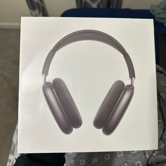 Brand new apple airpod maxes